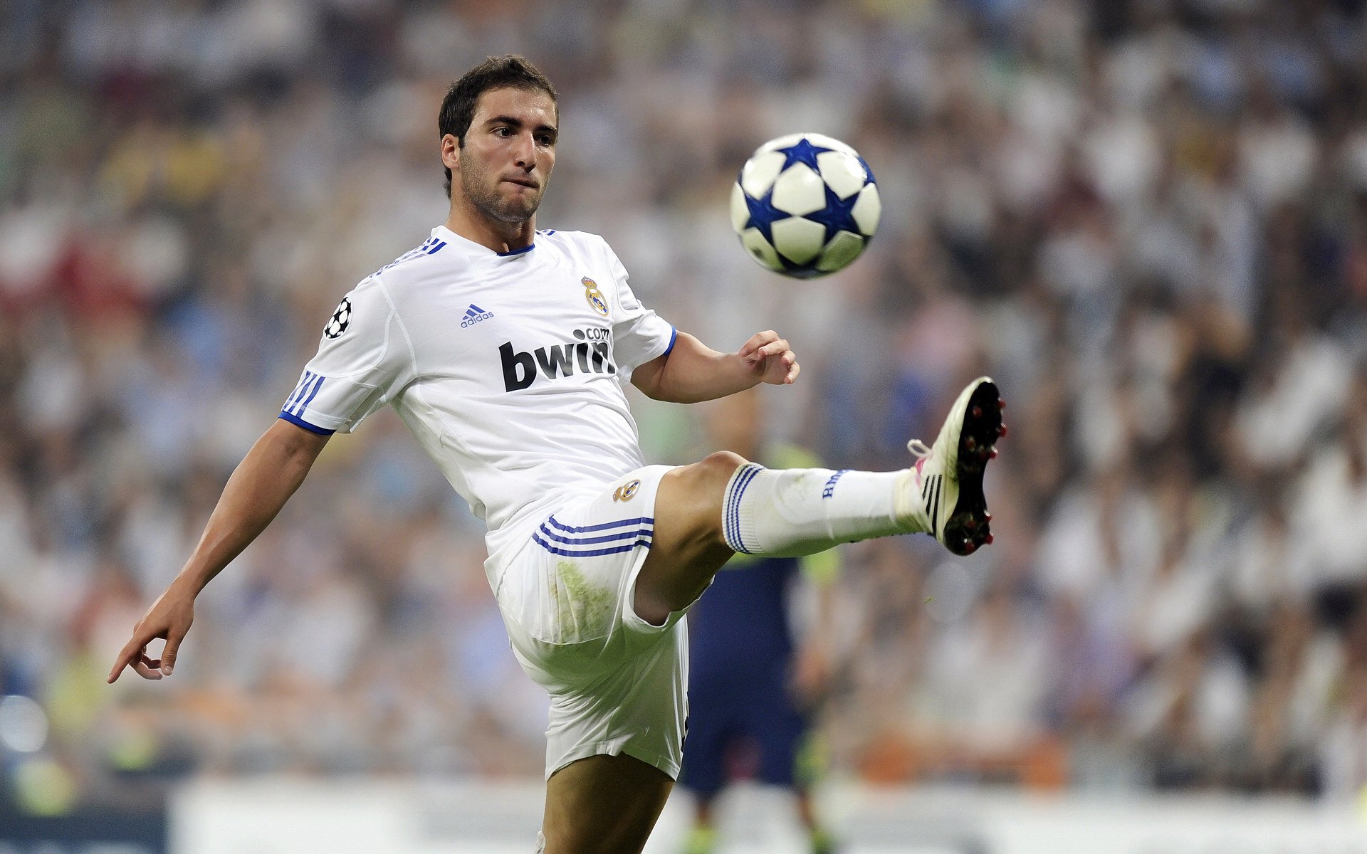 C罗参与慈善义赛募集善款百万元，c罗做公益